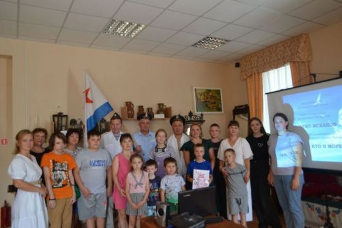 Аксубай туган якны өйрәнү музеенда диңгез пейзажы рәссамы белән очраштылар