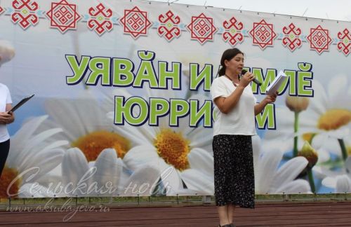 На сцене аксубаевского Уява воспевали родного края разноцветье