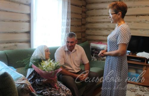 Многодетная мать и в колхозном производстве всегда шла впереди