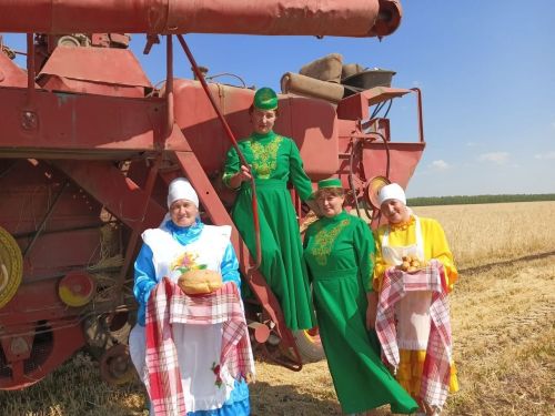 Аксубай мәдәният хезмәткәрләре игенчеләргә шатлык бүләк иттеләр