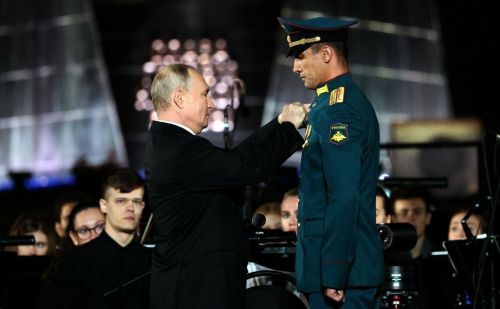 Владимир Путин вручил звезду Героя России бойцу из Татарстана Расиму Баксикову