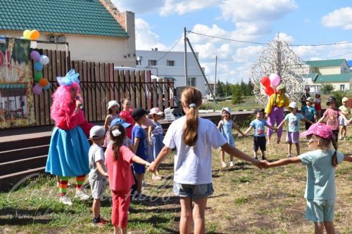В Аксубаевском парке дети танцевали и ловили мыльные пузыри
