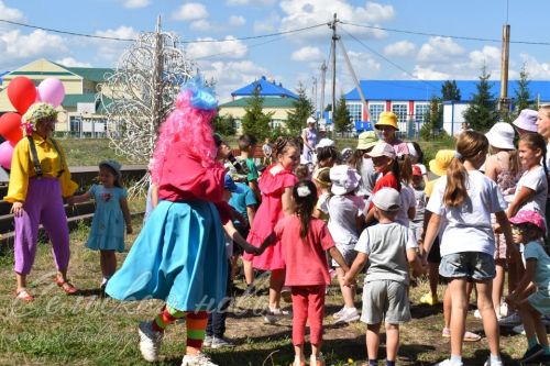 В Аксубаевском парке дети танцевали и ловили мыльные пузыри