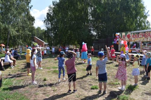 В Аксубаевском парке дети танцевали и ловили мыльные пузыри