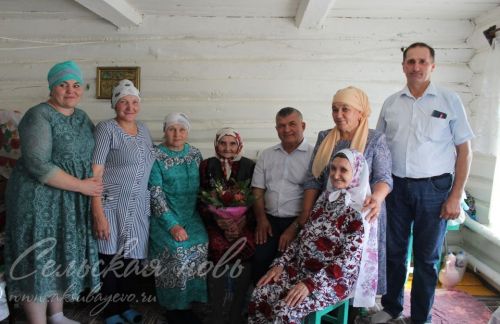 Иртән фермага торып китәр өчен, чабаталарны киеп йоклый торган булган