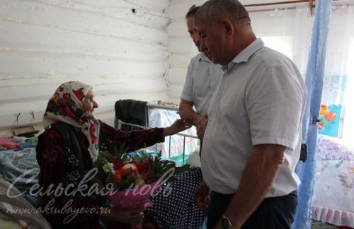 Иртән фермага торып китәр өчен, чабаталарны киеп йоклый торган булган