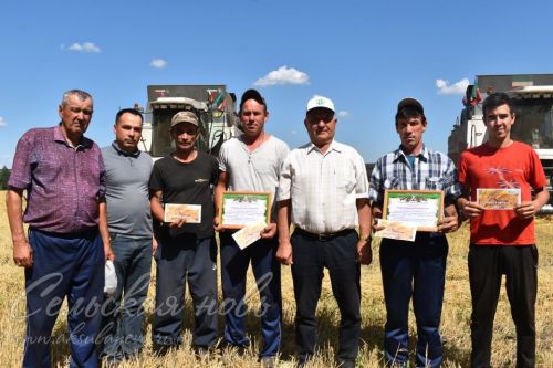 «Аксу Агро» ҖЧҖ игенчеләре урак өсте вакытында лаеклы бүләкләр алдылар