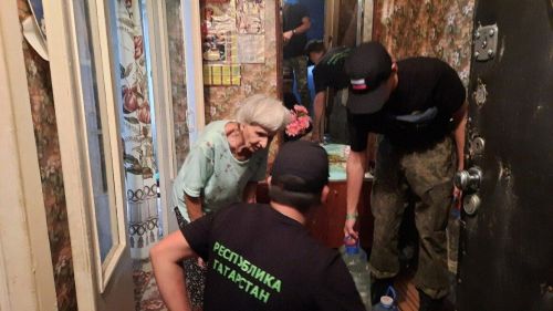 Наши волонтеры в Лисичанске готовят дрова и носят воду для стариков