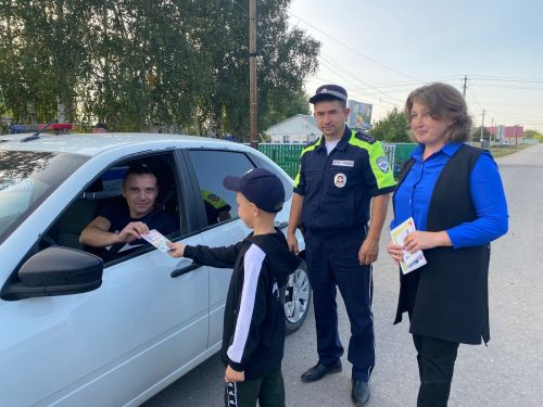 Аксубай дәүләт автоинспекторлары балалар бакчасында тәрбияләнүчеләргә юлларда иминлек турында искәрттеләр