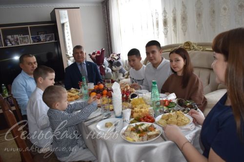 Аксубаевскую многодетную семью Ханифовых посетил руководитель района