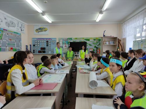 Юные инспекторы дороги напомнили о необходимости соблюдать Правила дорожного движения