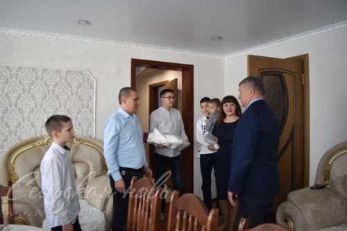 Аксубаевскую многодетную семью Ханифовых посетил руководитель района
