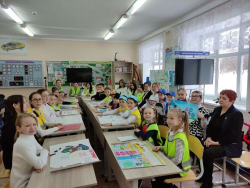 Юные инспекторы дороги напомнили о необходимости соблюдать Правила дорожного движения
