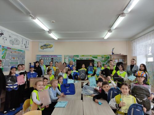 Юные инспекторы дороги напомнили о необходимости соблюдать Правила дорожного движения