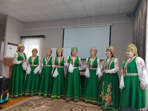 Вокальный ансамбль дарит радость