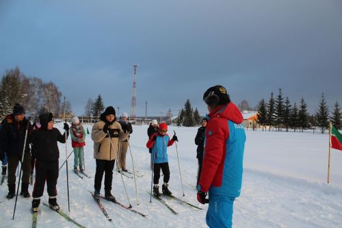 Аксубаевские школьники определяли лучшего на лыжне и получили новогодние подарки