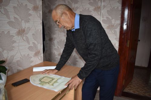 Краевед передал в дар поселению карту городка при деревне Караса