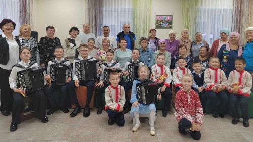 «Аксубай егетлере» и юные ложкари порадовали ветеранов