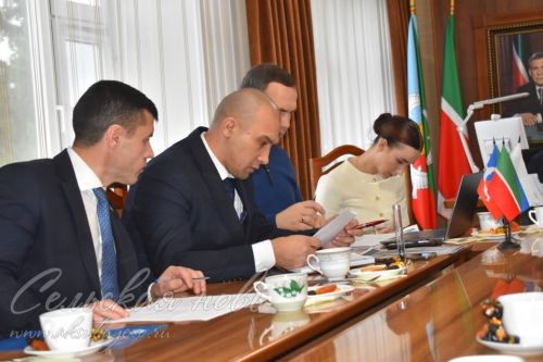 Аксубаевцев принял депутат Госсовета РТ Герой России Расим Баксиков
