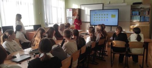 Аксубай мәктәбендә очрашуда табиблар кызларның горурлыгы һәм ир-егетләрнең намусы турында сөйләделәр