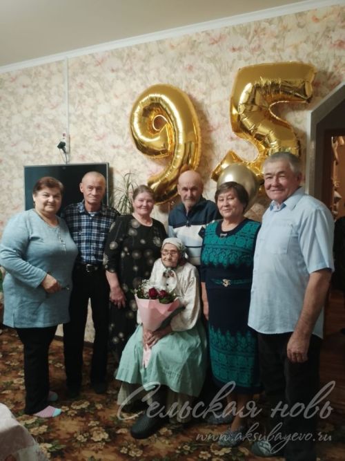 Аксубай ветераны 95 яшьлек юбилеен үзенең туй күлмәген киеп каршылады
