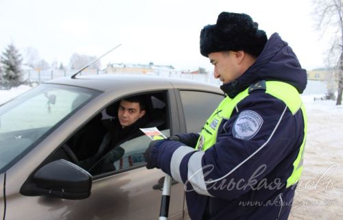 Сотрудники Госавтоинспекции поздравили аксубаевцев с Новым годом и напомнили о соблюдении ПДД