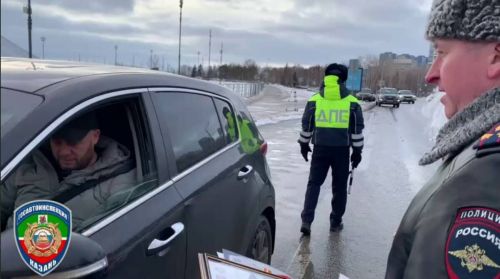 Автоинспекторы Казани поздравили водителей, ни разу не нарушивших ПДД в уходящем году