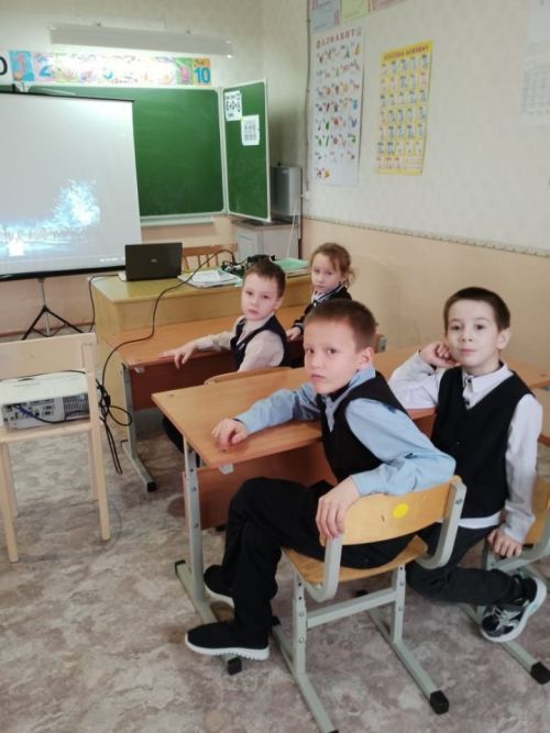 Авыл мәктәбенең беренче сыйныф укучылары төзүче һөнәре турында хыялланалар