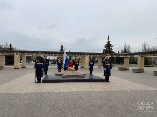 В Казани возложили цветы к Вечному огню