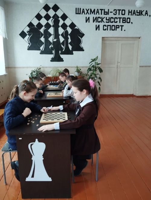 Иске Савруш төп мәктәбендә шашка буенча турнир узды