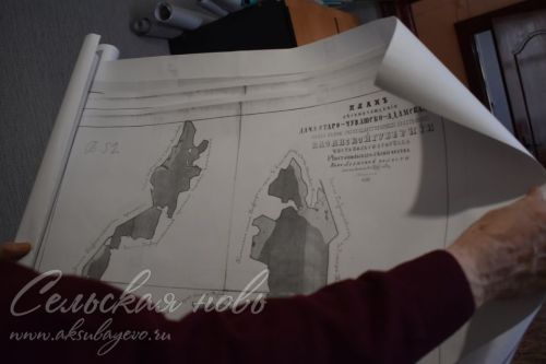 Аксубайның туган якны өйрәнүчесе Емелькино мәктәбенә тарихи материаллар бүләк итте