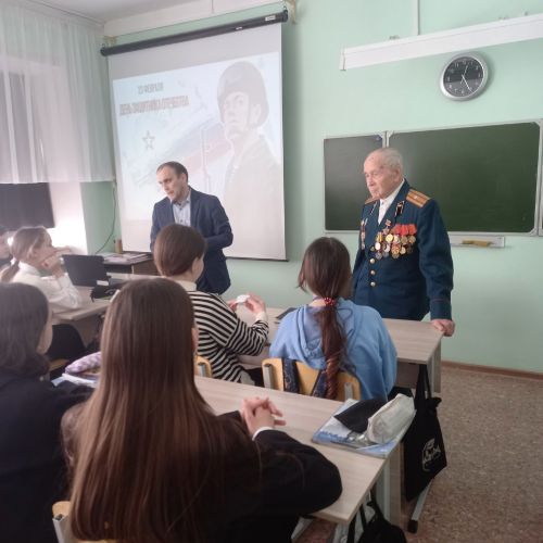 Мәктәптә очрашуга ветеран-педагогны чакырдылар