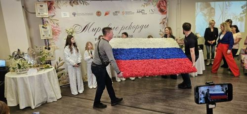 В Москве составили самый большой в мире флаг из полимерных роз