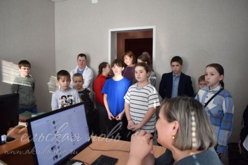 Тәрбиягә алган гаиләләрдәге балалар Аксубай редакциясендә кунакта булдылар
