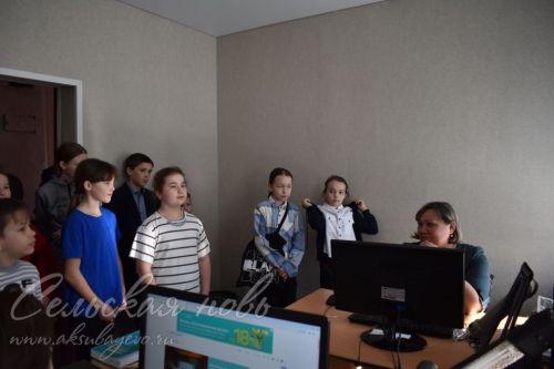 Тәрбиягә алган гаиләләрдәге балалар Аксубай редакциясендә кунакта булдылар