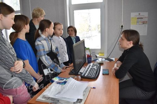 Тәрбиягә алган гаиләләрдәге балалар Аксубай редакциясендә кунакта булдылар