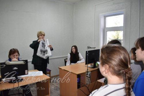 Тәрбиягә алган гаиләләрдәге балалар Аксубай редакциясендә кунакта булдылар