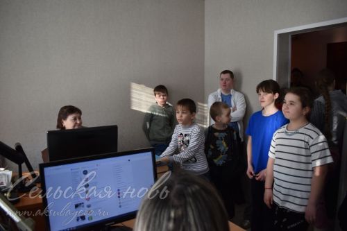 Тәрбиягә алган гаиләләрдәге балалар Аксубай редакциясендә кунакта булдылар