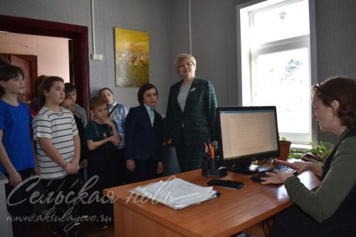 Тәрбиягә алган гаиләләрдәге балалар Аксубай редакциясендә кунакта булдылар