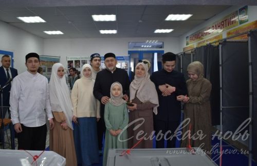 Многодетная семья заместителя муфтия Татарстана Равиля Зуферова проголосовала на избирательном участке в Аксубаеве