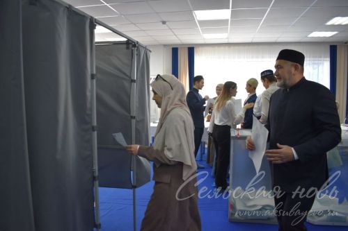 Татарстан мөфтие урынбасары Равил Зөфәровның күп балалы гаиләсе Аксубайның сайлау участогында тавыш бирде