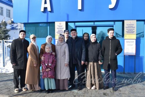 Татарстан мөфтие урынбасары Равил Зөфәровның күп балалы гаиләсе Аксубайның сайлау участогында тавыш бирде