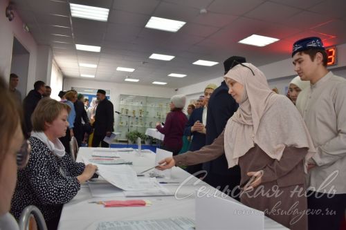 Многодетная семья заместителя муфтия Татарстана Равиля Зуферова проголосовала на избирательном участке в Аксубаеве