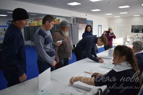 Аксубай районы сайлау участокларында беренче тапкыр тавыш бирүчеләргә открыткалар һәм брелоклар тапшыралар