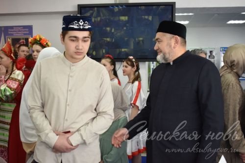 Многодетная семья заместителя муфтия Татарстана Равиля Зуферова проголосовала на избирательном участке в Аксубаеве