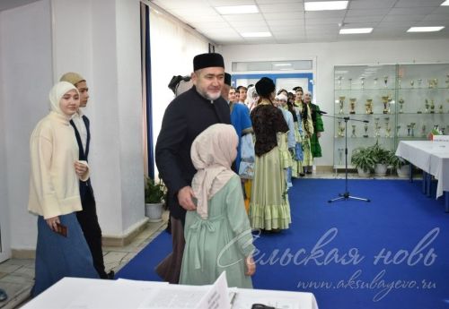 Многодетная семья заместителя муфтия Татарстана Равиля Зуферова проголосовала на избирательном участке в Аксубаеве