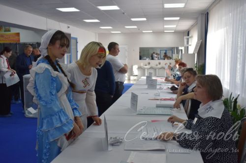 На Аксубаевском избирательном участке 571 избирателей встречают патриотическими песнями и угощают шашлыками