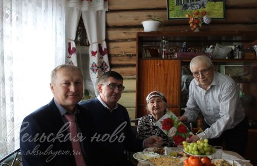 Тыл хезмәтчәне район газетасын күзлексез укый