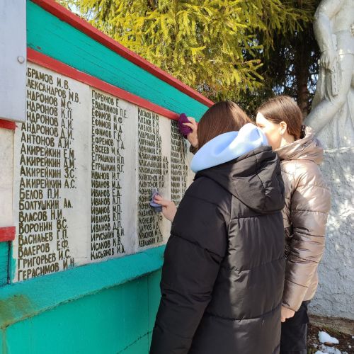 Юнармейцы привели в порядок сельский памятник