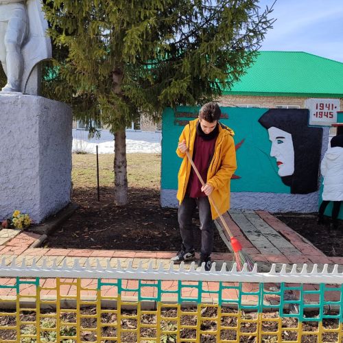 Юнармейцы привели в порядок сельский памятник